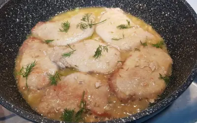 Scaloppine di maiale in padella con un sughetto dorato e finocchietto fresco.