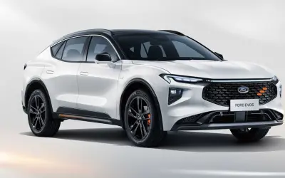 Biały Ford Evos z czarnym dachem, nowoczesnym grillem i stylowymi felgami.