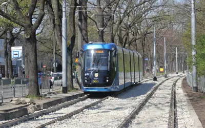 Nowoczesny tramwaj MPK Wrocław na torach. Aplikacja MPK Wrocław ułatwia podróżowanie po mieście.