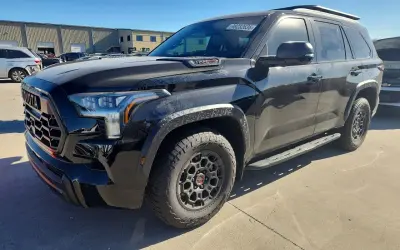 Czarny Toyota Sequoia TRD Pro gotowy na przygodę. Potężny SUV z agresywnym grillem i terenowymi oponami.