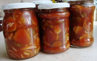 Słoiki z ogórkami w sosie pomidorowym, idealne na zimę. Sprawdzony przepis na ogórki z ketchupem.