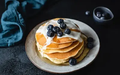 Puszyste dietetyczne pancakes: 3 składniki, bez wyrzutów sumienia!