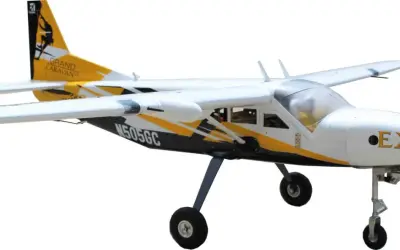 Modellflugzeug Cessna 208 Caravan mit gelb-schwarzem Design und der Aufschrift "EX".