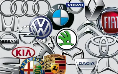 Kolekcja znaczków znanych marek samochodów: Audi, BMW, Volvo, Renault, Fiat, Toyota, Skoda, Mazda, Dacia, Peugeot, Kia, Nissan, Honda, Opel, Alfa Romeo, Mercedes-Benz, Volkswagen.