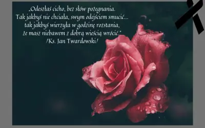Wierszyk na polaznika: "Odeszłaś cicho, bez słów pożegnania..." na tle kropli deszczu na róży. Czarna wstążka symbolizuje żałobę.