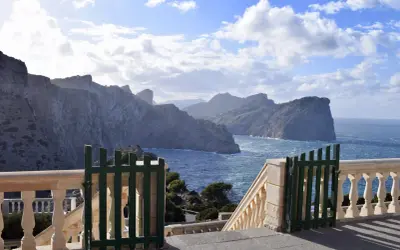 Zimowe trasy na Majorce w górach Serra de Tramuntana: malownicze klify i błękitne morze.