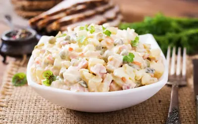 Pyszna sałatka jarzynowa, idealna na każdą okazję. Kiedy robic salatke jarzynowa? Gdy masz ochotę na coś pysznego!