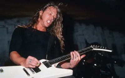 James Hetfield z Metalliki gra na białej gitarze typu Flying V.