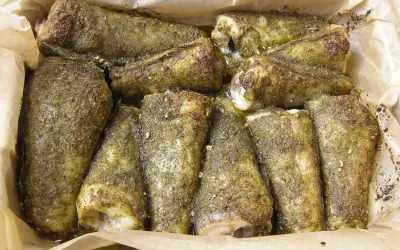 Porcja ryb nototenia, przyprawionych i gotowych do pieczenia. To smaczna ryba, idealna na obiad.