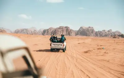 Wyprawa po pustyni w Jordanii. Czy do Jordanii potrzebny jest paszport? Turyści w Toyocie podziwiają skaliste góry.