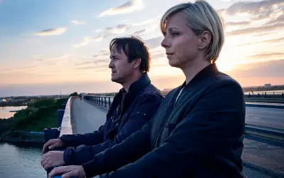 Två personer står på en bro vid solnedgången. En ny dansk serie på Viaplay.