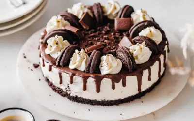 Ein köstlicher Oreo Cheesecake mit Schokoladenglasur und Sahnetupfern. Perfekt für jeden Schokoladenliebhaber.