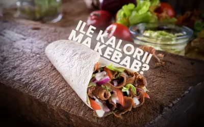 Pyszny kebab z mięsem, warzywami i sosem. Zastanawiasz się, ile kalorii ma kebab?