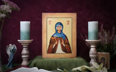 Ikona świętej Joanny z krzyżem i płonącymi świecami.
