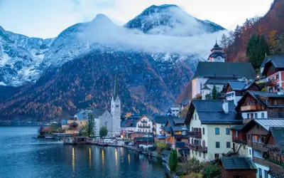 Hallstatt, Austria. Ciekawostki o tym malowniczym miasteczku obejmują jego położenie nad jeziorem i otoczenie gór.