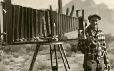 Mężczyzna z aparatami fotograficznymi, które zapoczątkowały historię fotografii. Kto i kiedy wynalazł aparat fotograficzny?