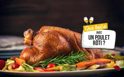 Un délicieux poulet rôti, garni de légumes et d'herbes, prêt à être dégusté avec un bon vin.