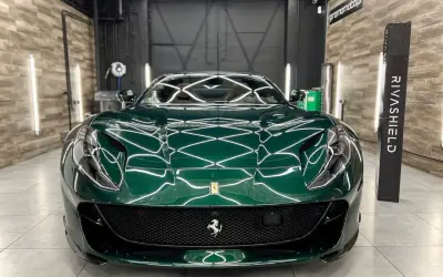 Lśniące, zielone Ferrari z powłoką ceramiczną na auto, prezentujące się w profesjonalnym studiu detailingowym.