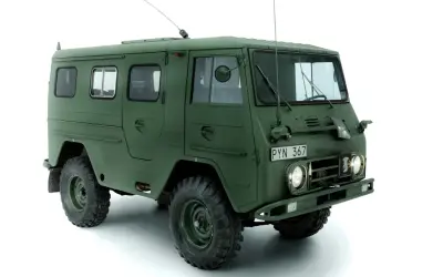 Grön militärbil, en Volvo Valp, står redo för äventyr.