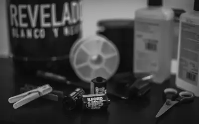 Utensilios para revelar fotos en blanco y negro: carretes Ilford, tijeras, pinzas y botes de químicos.