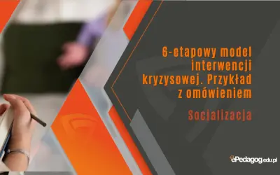 6-etapowy model interwencji kryzysowej: przykład z omówieniem. Socializacja. Dłoń z ołówkiem nad notatnikiem.