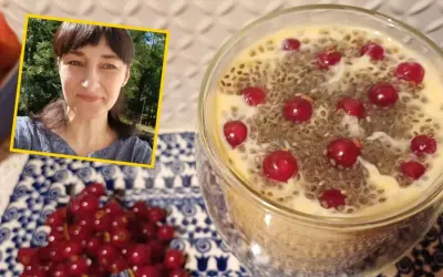 Pyszny deser z nasionami chia i czerwonymi porzeczkami. Dowiedz się, jak jeść nasiona chia, by cieszyć się ich smakiem i zdrowiem.