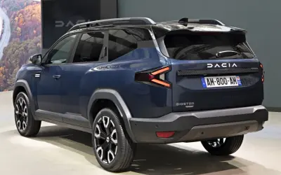 Dacia Bigster w kolorze granatowym, z charakterystycznymi światłami LED. Zapowiedź przyszłych silników dla tego modelu.