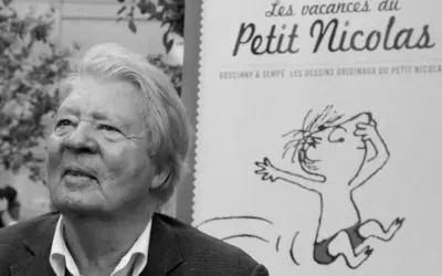 Jean-Jacques Sempé, jeden z twórców Mikołajka, obok rysunku z "Les vacances du Petit Nicolas".