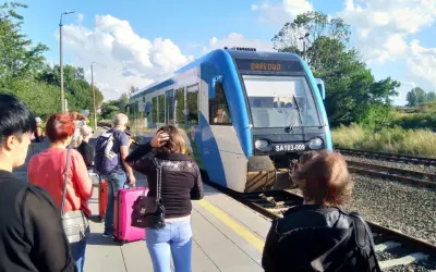 Ludzie czekają na pociąg do Darłowa. To może być odpowiedź na pytanie jak dojechać ze Sławna do Darłówka.