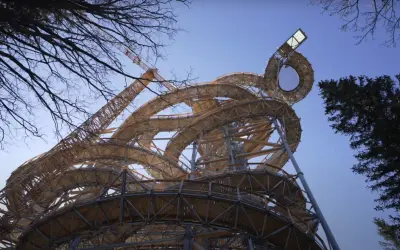 Drewniana konstrukcja wznosi się ku niebu, tworząc spiralne ścieżki. To najwyższa wieża widokowa w Polsce, oferująca niezwykłe widoki.