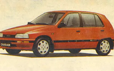 Czerwony Daihatsu Charade z lat 90. z napisem "CHARADE" na przednim zderzaku.