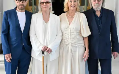 ABBA, zespół, który nie żyje, w komplecie. Agnieszka, Björn, Benny i Anni-Frid pozują razem.