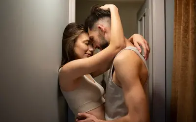 Para zbliża się do siebie, tworząc intymną scenę. Kobieta opiera się o ścianę, a mężczyzna obejmuje ją. Ich ciała są blisko siebie, sugerując pozycje seksualne na stojąco.