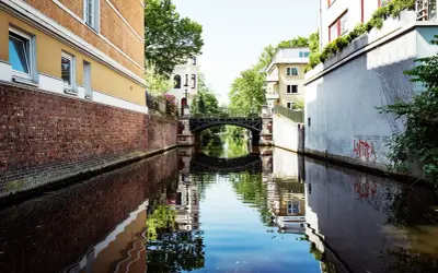 Kanal mit Brücke, reflektiert im Wasser. Ein idyllischer Blick auf den Alster Jungfernstieg, Hamburg.