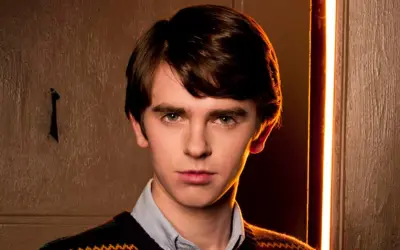 Freddie Highmore w serialu "The Good Doctor" i innych filmach. Jego role w serialach i programach telewizyjnych zapadają w pamięć.