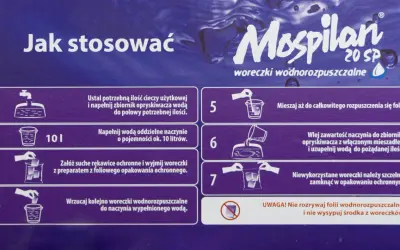 Instrukcja stosowania Mospilan 20 SP: 1 woreczek na 10 litrów wody. Woreczki wodnorozpuszczalne dodawać do naczynia z wodą.