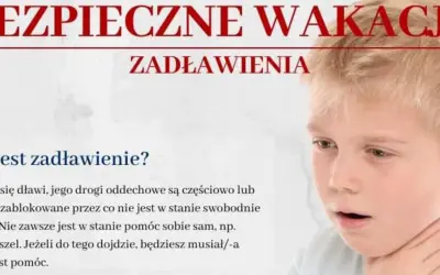 Chłopiec z otwartymi ustami, trzymający się za gardło. Tekst informuje o zagrożeniu zadławienia podczas wakacji.