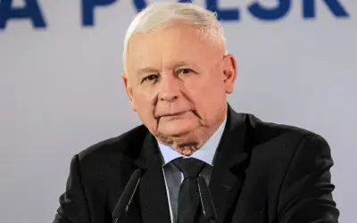 Jarosław Kaczyński w garniturze, mówiący do mikrofonu. Czy zastanawiałeś się, ile wynosi emerytura posła?