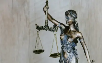 Figurka Temidy z wagą, symbol sprawiedliwości i siły wyższej.