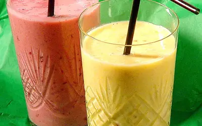 Två glas med färgglada smoothies, ett rosa och ett gult. Perfekt för ett snabbt smoothie recept.