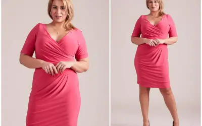 Kobieta plus size w różowej sukience kopertowej z marszczeniem.