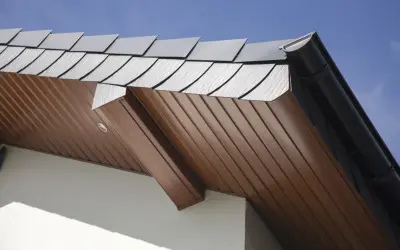 Dachówka struktonit w odcieniu grafitu i brązowe podsufitki tworzą elegancką całość.