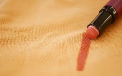 Rossetto su tessuto color pesca, un esempio pratico su come togliere il fondotinta dai vestiti.