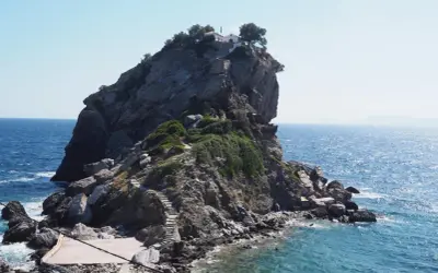 Kaplica na skale, gdzie kręcono film Mamma Mia, na greckiej wyspie Skopelos.