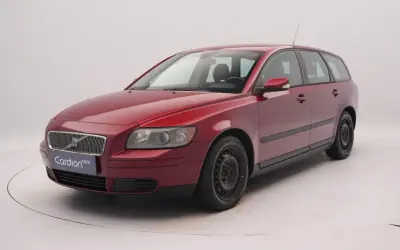 Czerwone Volvo V50 2.0D z logo Cardion Cars na grillu, prezentowane na białym tle.