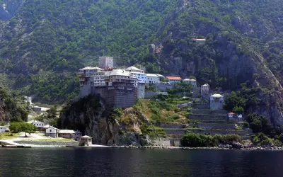 Klasztor na skale, część góry Athos, z widokiem na morze.