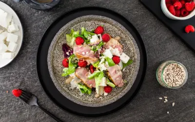 Sałatka z kaczką i kurczakiem, malinami i serem feta. Idealna inspiracja, jak dobrać owoce do sałatek z mięsem kaczka a kurczak.