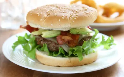 Co to jest hamburger? Poznaj jego składniki, historię i warianty