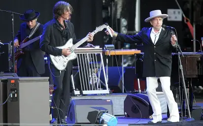 Bob Dylan på scen i Stockholm, med gitarrister och musiker.