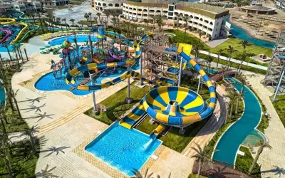 Wodne szaleństwo w Blend Club Aqua Resort! Zjeżdżalnie, baseny i palmy – idealne miejsce na wakacje. Opinie gości potwierdzają świetną zabawę.